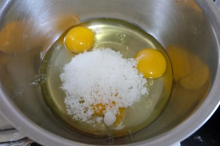 混合鸡蛋和糖