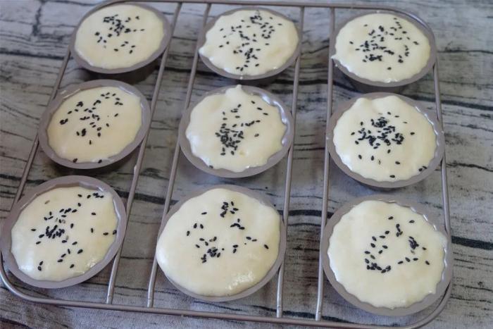 倒入模具撒芝麻